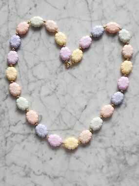 🌼 Vintage pastel lucite flower necklace
